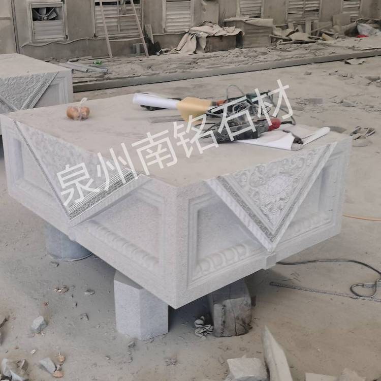 石雕須彌座與芝麻白蓮花臺底座 傳統工藝的精湛展現