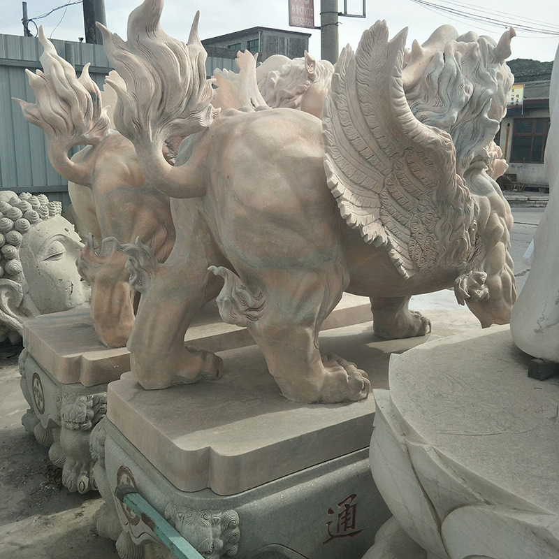 石雕藝術的生動展現 晚霞紅獅子雕塑、飛天獅子擺件及其他動物雕刻